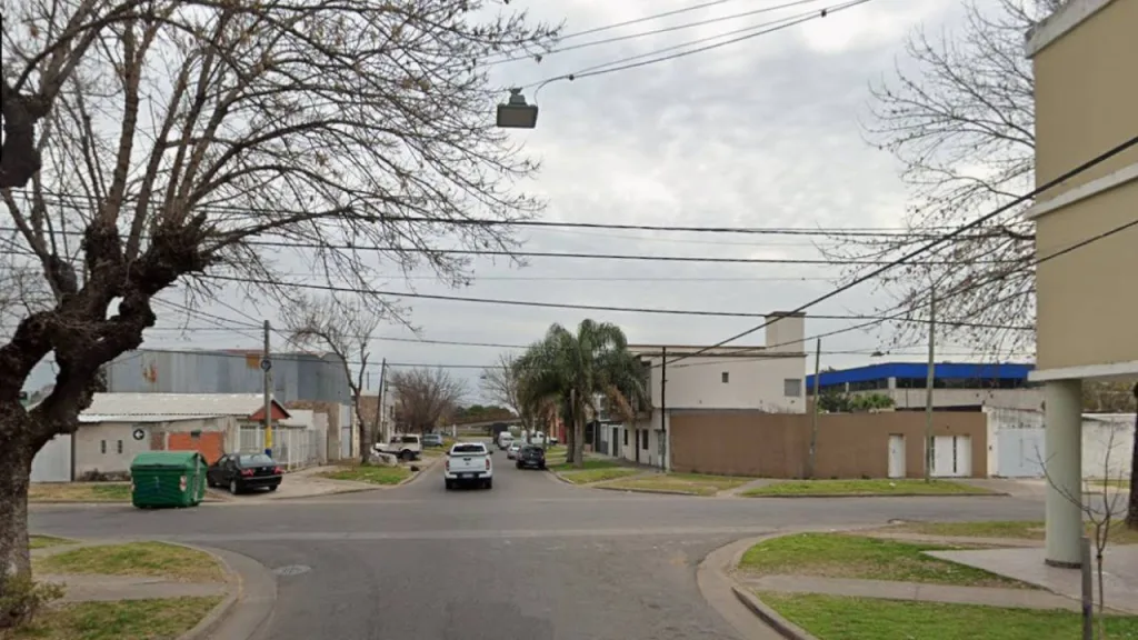 Asalto en barrio Belgrano: lo emboscaron y le llevaron 4.500 dólares junto a su celular 