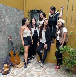 “Santafesinas”: multiplicidad estética y sonora, en plan de homenaje a sus pares, de un grupo de mujeres de la provincia