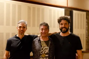 Jueves de música en vivo con la canción de autor junto a la presentación del M.A.S. trío en La Casona