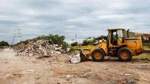 Máquinas limpiando el terreno