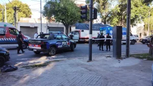 Tragedia y conmoción en la zona sur: un joven perdió el control de su moto, derrapó y murió