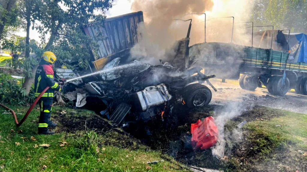 Impactante choque frontal entre dos camiones en Zavalla: uno de los rodados se incendió y murió un hombre atrapado en la cabina