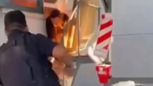 Vigilador se prendió fuego frente a una empresa por una presunta deuda salarial: está internado en grave estado en el Heca