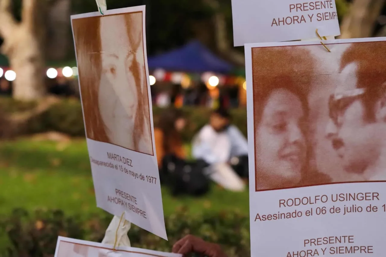 A 50 años del Golpe, Rosario realiza una masiva vigilia en la Plaza 25 de Mayo