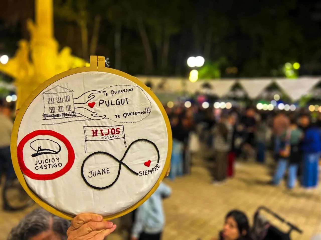 A 50 años del Golpe, Rosario realiza una masiva vigilia en la Plaza 25 de Mayo