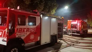 Se incendió una casa y una pareja de adultos mayores logró escapar a través del techo
