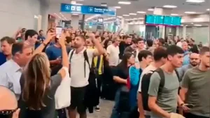 Hinchas de Central en el Aeropuerto Islas Malvinas
