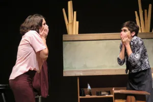Hijos de Roche repone “No descansa nunca”, una cita imperdible con una de las piezas clave del teatro local del presente