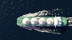 Barco transporta GNL