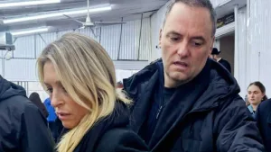 Manuel Adorni y su esposa