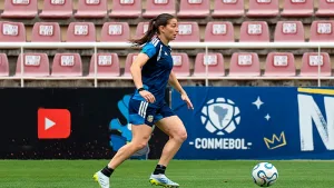 Aldana Cometti, defensora y capitana de la seleccion argentina