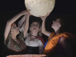 “Aquelarre en el humedal”, el ritual de iniciación, intercambios y asombros, desembarcó ahora en La Manzana   