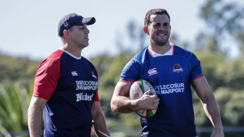 Emiliano Boffelli junto al entrenador Nicolás Galatro en el entrenamiento de Capibaras XV