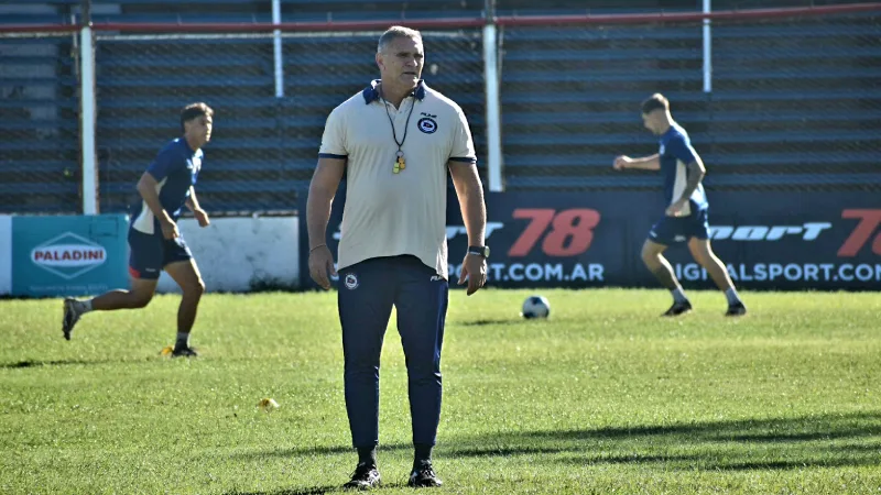 Arnaldo “Cacho” Sialle dirigió su primera práctica al frente de Central Córdoba en el Gabino Sosa