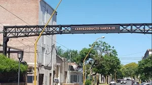¡Se querían tomar todo! Intentaron colgarse del cervezoducto en Santa Fe