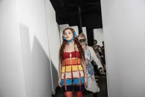 Se viene una tarde de domingo diferente con un importante desfile de diseño local, con el Pasaje Juramento como pasarela