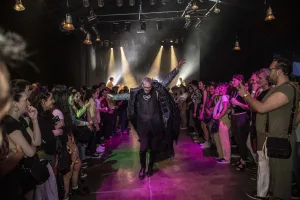 Se viene una tarde de domingo diferente con un importante desfile de diseño local, con el Pasaje Juramento como pasarela