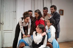 “Perfume Patria”: derrotero de una familia que fracasó mientras mira a la distancia la pieza fundacional de Florencio Sánchez