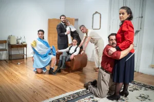 “Perfume Patria”: derrotero de una familia que fracasó mientras mira a la distancia la pieza fundacional de Florencio Sánchez