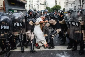 Una imagen sobrecojedora de la represión a la protesta social en la Argentina de Javier Milei ganó el World Press Photo