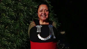 La obra de Graciela Huinao se inscribe en un territorio donde la memoria, la oralidad y la identidad dialogan de manera inseparable