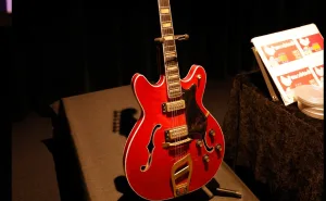 Sotheby’s subastará en Nueva York la guitarra rojo cereza del Rey del Rock, Elvis Presley