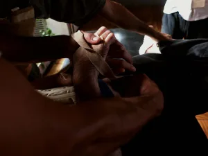 “Dejá que sufro yo”: los padeceres del cuerpo en el centro de la escena, ahora de la mano del colectivo Ficción Física   