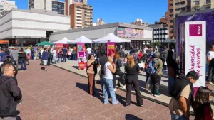 Multitudinaria convocatoria de UNR en Acción hoy en la Plaza Montenegro: atención médica y servicios gratuitos para toda la comunidad