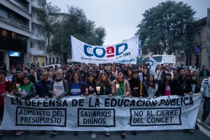 Marcha de antorchas en la UNR: docentes y estudiantes universitarios salen a la calle a reclamar fondos para la educación