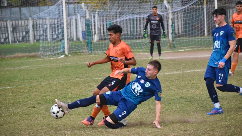 Morning y Adiur igualaron 1-1 en el Clásico del Viaducto bajo la lluvia