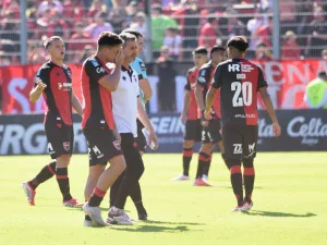Newell's iguala con San Lorenzo, pero salieron lesionados Cóccaro y García