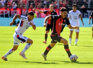 Newell's iguala con San Lorenzo, pero salieron lesionados Cóccaro y García