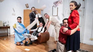 “Perfume Patria”: derrotero de una familia que fracasó mientras mira a la distancia la pieza fundacional de Florencio Sánchez