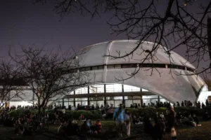 “El lado oscuro de la Luna”, en Rosario: se presenta un show inmersivo, en formato de tributo a Pink Floyd, en el CAM