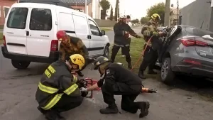 Los Bomberos tuvieron que rescatar a dos personas atrapadas en un auto por violento choque en zona oeste