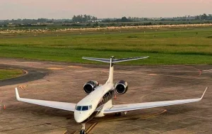 El lujoso jet privado retenido en Sauce Viejo por sospechas sobre sus vuelos provocó una eyección en la Aduana