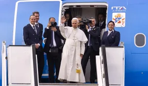 El Papa León XIV recordó desde África a Francisco, a un año del fallecimiento del argentino