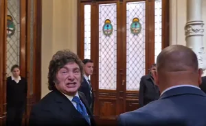 Milei, a los gritos desde el palco en Diputados y con insultos a los periodistas al retirarse