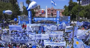 En la previa del Día del Trabajador, la CGT moviliza a Plaza de Mayo con discursos y fuerte documento
