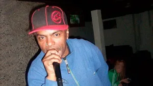 Quién era Mike Dee, el rapero que fue hallado enterrado en su casa de Morón