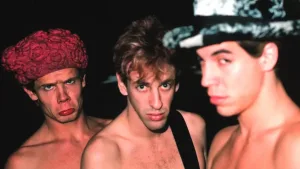 La plataforma Netflix revive la prehistoria de los Red Hot Chili Peppers con una película documental íntima y trágica