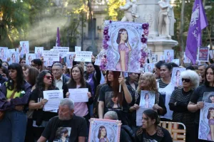 Movilización y acto en la plaza 25 de Mayo para pedir justicia tras el femicidio de Sophia Civarelli