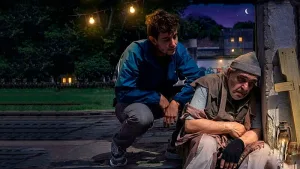 dos desconocidos en una estación, obligados a transitar la espera como algo transformador e inevitable