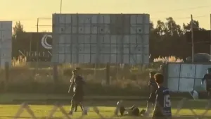 Un jugador de fútbol atacó a un árbitro que sufrió pérdida de conocimiento por el golpe: quedó detenido