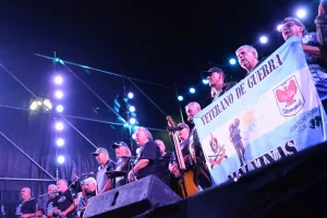 Malvinas: emotiva vigilia en el Monumento a la Bandera