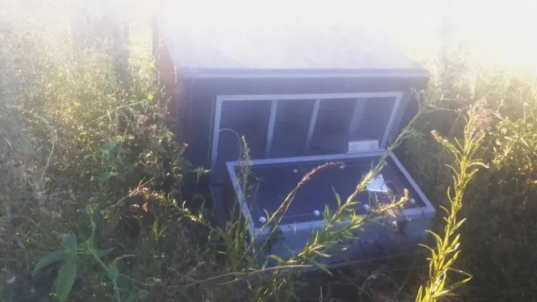 Hallan caja fuerte vandalizada