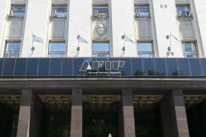 Marzo rojo: la recaudación se desploma mientras los ricos pagan menos