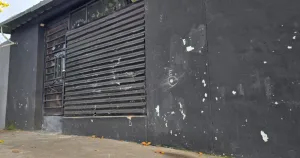 Balearon un comercio en zona sur: el frente recibió al menos 14 disparos