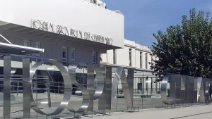 Una mujer fue apuñalada en el cuello por su ex pareja, quien escapó por los techos