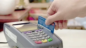 Se dio la gran vida con tarjeta ajena y terminó detenida